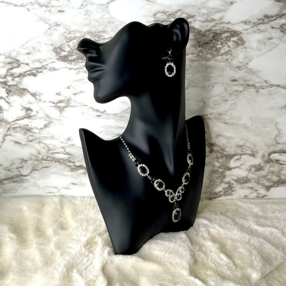 🚫🚫🌹HOST PICK🌹🌸Black & Clear Rhinestone Necklace🌸 - Picture 6 of 6